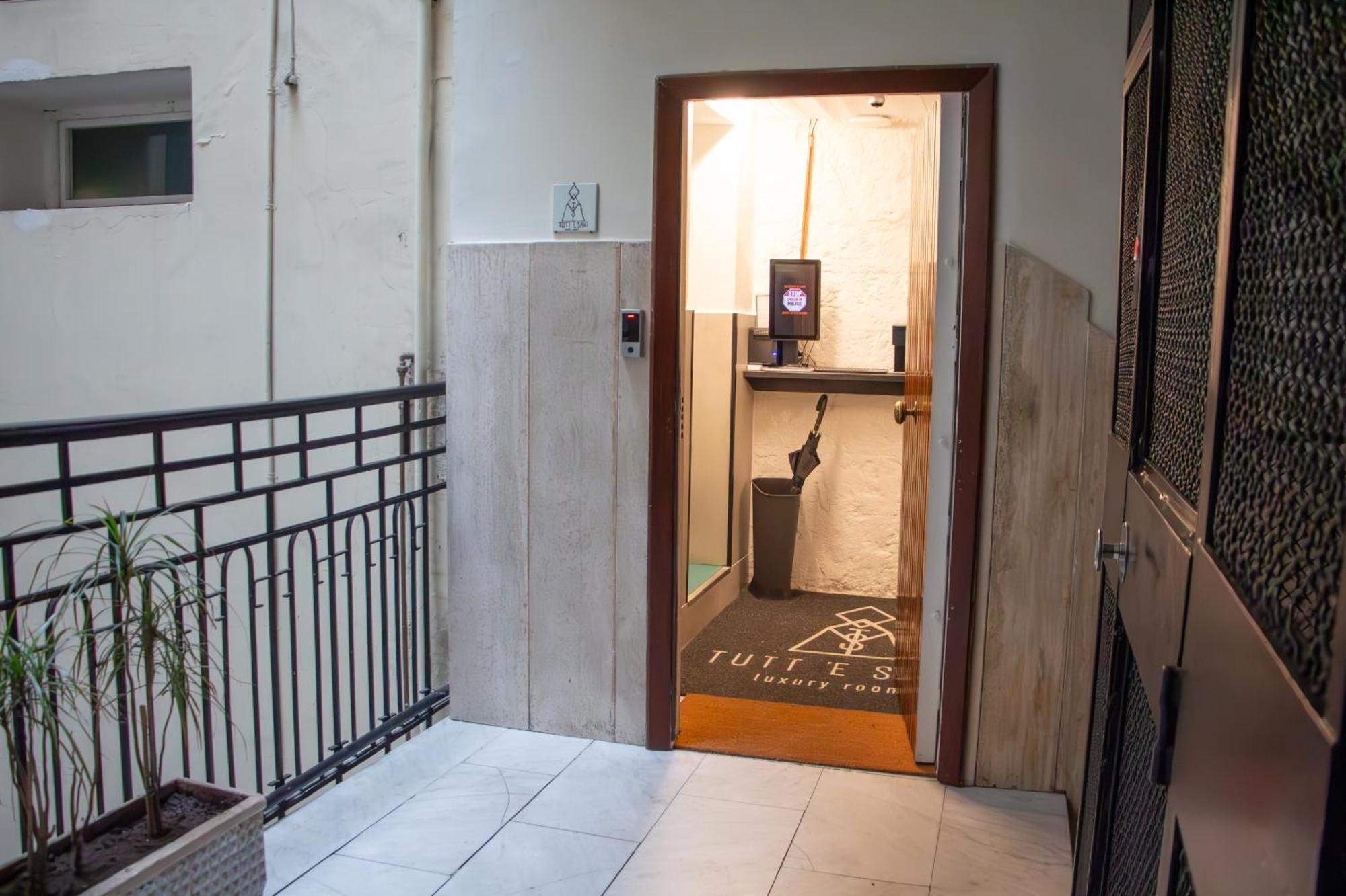 Tutt 'e Sant Luxury Pensión Nápoles